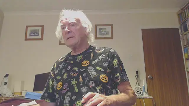 Snapshot of WaverlyKernow chatting on 01/06/25, 09:30 WaverlyKernow online show from 01/06/25, 09:30