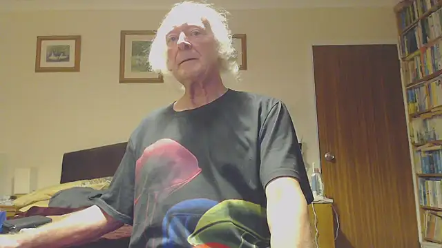 Snapshot of WaverlyKernow chatting on 01/29/25, 08:14 WaverlyKernow online show from 01/29/25, 08:14