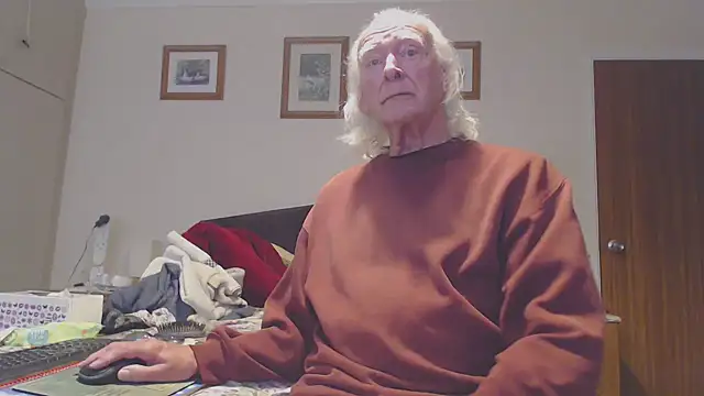 Snapshot of WaverlyKernow chatting on 09/15/25, 10:15 WaverlyKernow online show from 09/15/25, 10:15