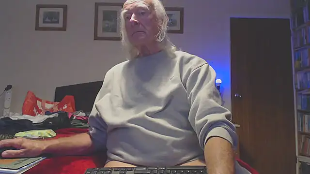 Snapshot of WaverlyKernow chatting on 10/03/25, 11:29 WaverlyKernow online show from 10/03/25, 11:29