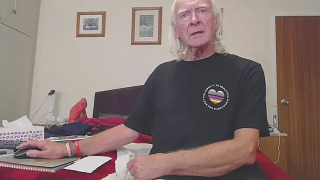 Snapshot of WaverlyKernow chatting on 10/11/25, 01:42 WaverlyKernow online show from 10/11/25, 01:42