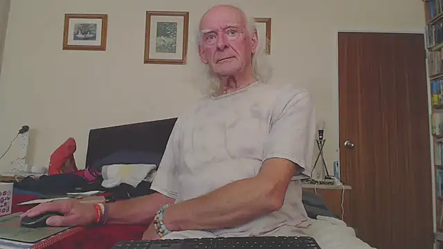 Snapshot of WaverlyKernow chatting on 10/14/25, 03:35 WaverlyKernow online show from 10/14/25, 03:35