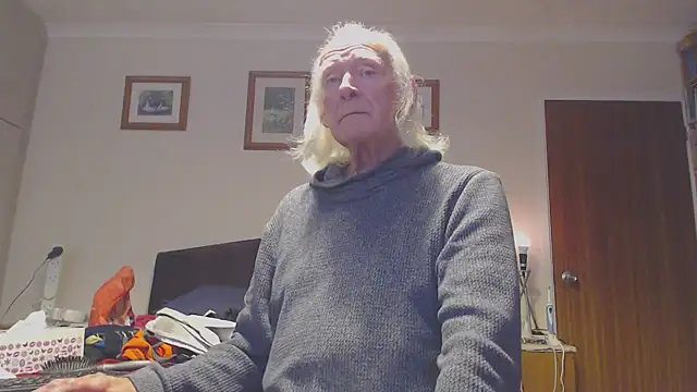 Snapshot of WaverlyKernow chatting on 10/15/25, 01:33 WaverlyKernow online show from 10/15/25, 01:33