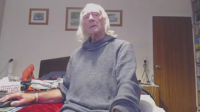 Snapshot of WaverlyKernow chatting on 10/16/25, 02:07 WaverlyKernow online show from 10/16/25, 02:07