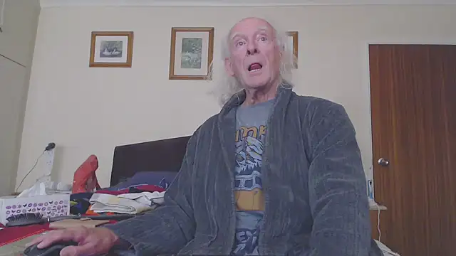 Snapshot of WaverlyKernow chatting on 10/17/25, 02:19 WaverlyKernow online show from 10/17/25, 02:19