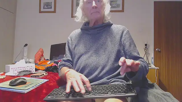 Snapshot of WaverlyKernow chatting on 10/18/25, 12:17 WaverlyKernow online show from 10/18/25, 12:17