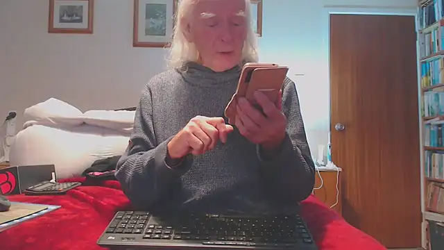 Snapshot of WaverlyKernow chatting on 10/29/25, 09:00 WaverlyKernow online show from 10/29/25, 09:00