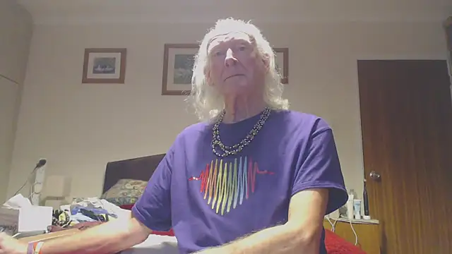 Snapshot of WaverlyKernow chatting on 11/12/25, 12:05 WaverlyKernow online show from 11/12/25, 12:05