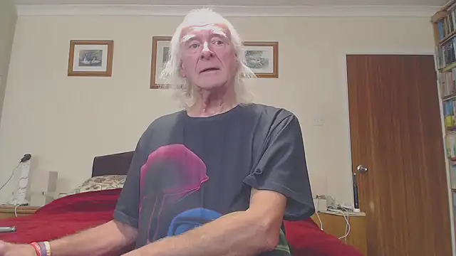 Snapshot of WaverlyKernow chatting on 11/20/25, 01:55 WaverlyKernow online show from 11/20/25, 01:55