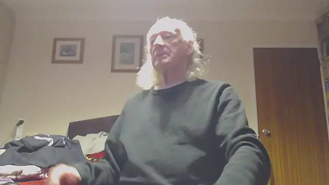 Snapshot of WaverlyKernow chatting on 12/14/25, 03:17 WaverlyKernow online show from 12/14/25, 03:17