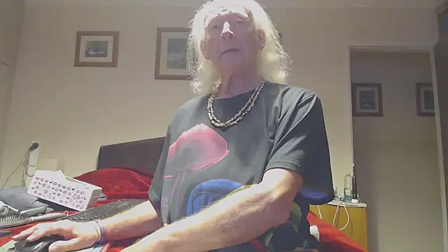 Snapshot of WaverlyKernow chatting on 12/17/25, 08:31 WaverlyKernow online show from 12/17/25, 08:31