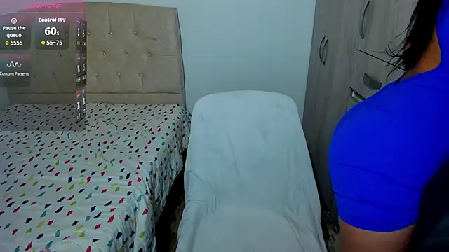 Snapshot of emily1_ chatting on 12/17/25, 12:33 emily1 online show from 12/17/25, 12:33