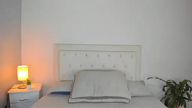 MELISSA ALVAREZ online show from 10/19/25, 09:21