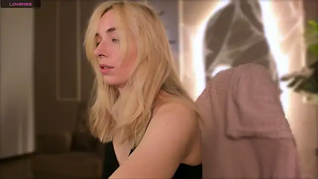 Snapshot of Eli_Llie chatting on 10/28/25, 08:44 Eli Llie online show from 10/28/25, 08:44