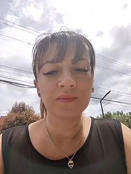 Snapshot of tata_laima__ chatting on 10/19/25, 04:51 tata laima   online show from 10/19/25, 04:51