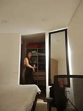 Snapshot of tata_laima__ chatting on 10/31/25, 02:40 tata laima   online show from 10/31/25, 02:40