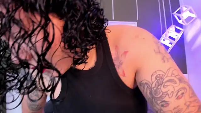 Snapshot of Alexxxholy chatting on 02/18/25, 01:44 Alexxxholy online show from 02/18/25, 01:44