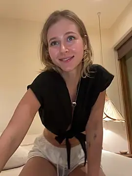 Snapshot of LunaRase chatting on 01/22/25, 12:17 LunaRase online show from 01/22/25, 12:17