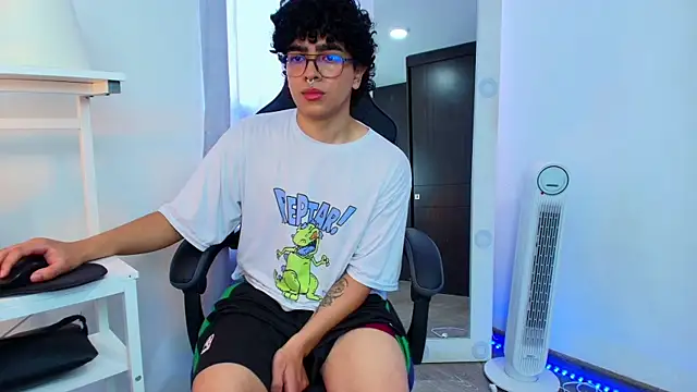  nickconnor01 online show from 01/15/25, 04:21