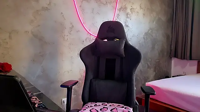 Snapshot of LeylaRosse chatting on 09/30/25, 07:35 LeylaRosse online show from 09/30/25, 07:35