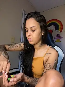 Snapshot of poliannaxx chatting on 09/19/25, 02:46 poliannaxx online show from 09/19/25, 02:46