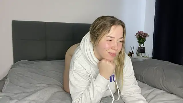 Embersweetbunny online show from 01/08/25, 10:15