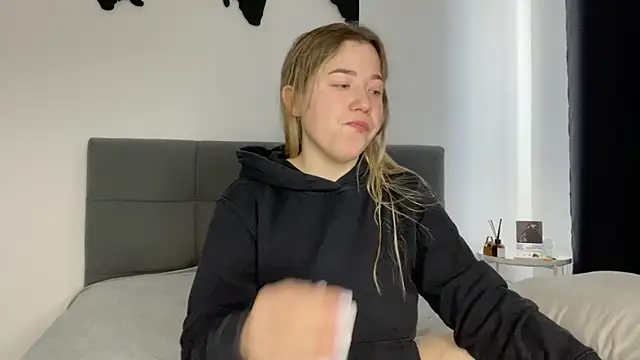 Embersweetbunny online show from 01/13/25, 09:52