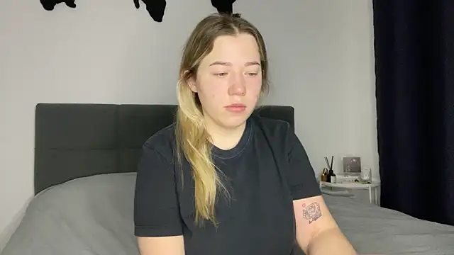 Embersweetbunny online show from 01/15/25, 04:04