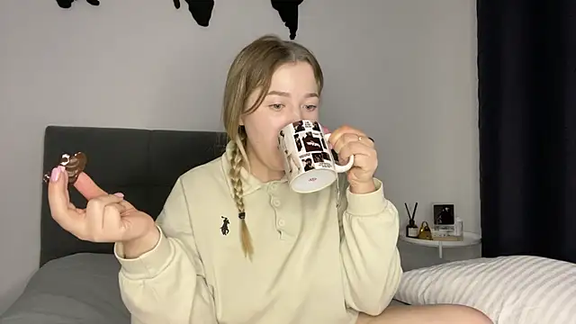 Embersweetbunny online show from 01/19/25, 03:42