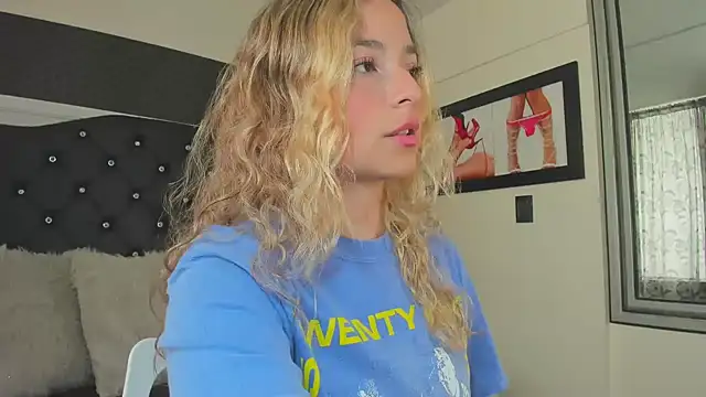 Snapshot of IssadoraJames chatting on 10/04/25, 02:15 IssadoraJames online show from 10/04/25, 02:15