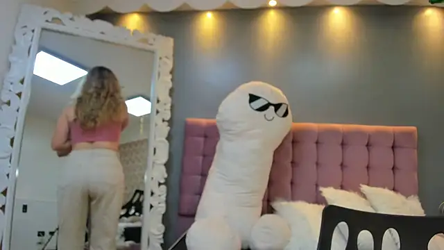 Snapshot of IssadoraJames chatting on 10/05/25, 02:26 IssadoraJames online show from 10/05/25, 02:26