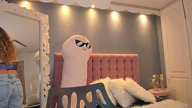 Snapshot of IssadoraJames chatting on 10/08/25, 07:33 IssadoraJames online show from 10/08/25, 07:33