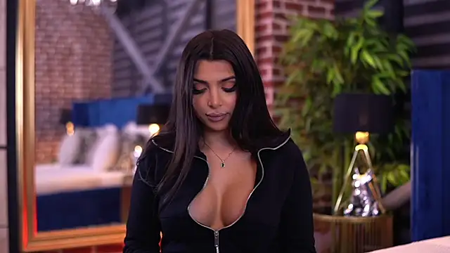 Snapshot of NicoleCellini chatting on 10/15/25, 06:08 NicoleCellini online show from 10/15/25, 06:08