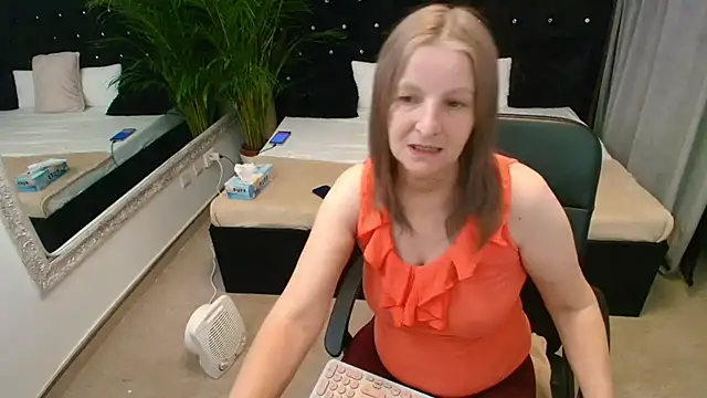 Lilly hott online show from 11/24/25, 06:51