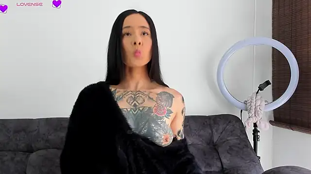 Snapshot of VeronicaTonu chatting on 10/15/25, 02:28 VeronicaTonu online show from 10/15/25, 02:28