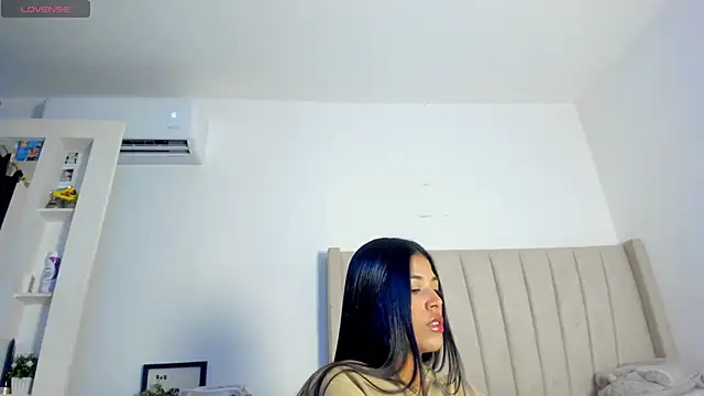 Snapshot of Mady-Edwards chatting on 11/27/25, 10:23 Mady-Edwards online show from 11/27/25, 10:23