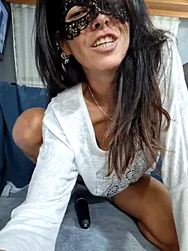 Snapshot of EmySkinny85 chatting on 10/25/25, 01:07 EmySkinny85 online show from 10/25/25, 01:07