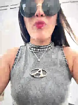 Snapshot of Rose-euphoria chatting on 10/15/25, 02:06 Rose-euphoria online show from 10/15/25, 02:06