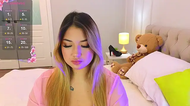 Snapshot of DaniellaMell chatting on 09/19/25, 05:31 DaniellaMell online show from 09/19/25, 05:31