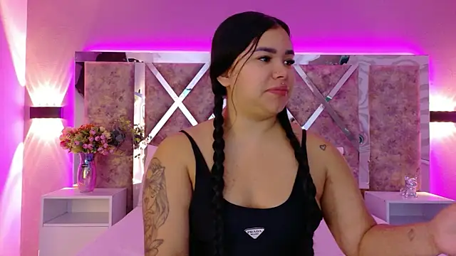 Snapshot of MarianaGarciaa__ chatting on 09/20/25, 11:33 MarianaGarciaa online show from 09/20/25, 11:33