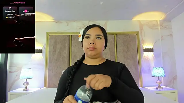 MarianaGarciaa   online show from 11/11/25, 07:36