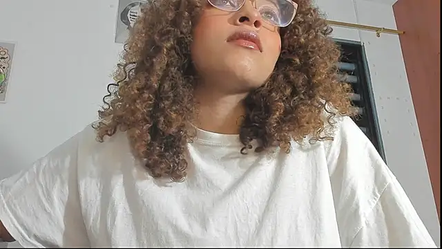 Snapshot of Ada_gales_ chatting on 12/18/25, 04:18 Ada gales online show from 12/18/25, 04:18