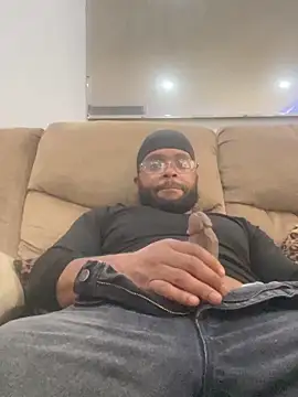 Snapshot of Enos3 chatting on 10/24/25, 07:43 Enos3 online show from 10/24/25, 07:43