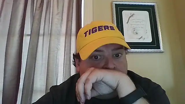 Snapshot of YelpedAverting chatting on 09/13/25, 09:14 YelpedAverting online show from 09/13/25, 09:14