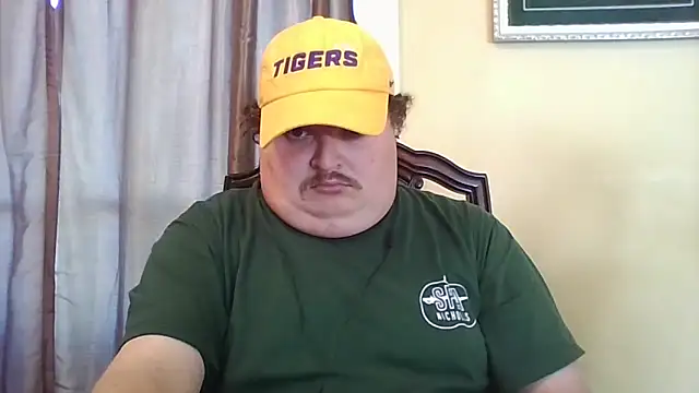 Snapshot of YelpedAverting chatting on 11/08/25, 08:40 YelpedAverting online show from 11/08/25, 08:40