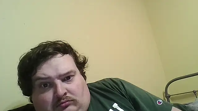 Snapshot of YelpedAverting chatting on 12/17/25, 09:21 YelpedAverting online show from 12/17/25, 09:21