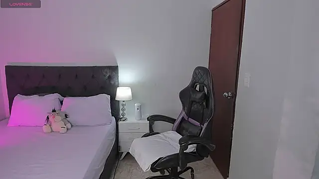 evelyn 23 online show from 10/21/25, 02:29