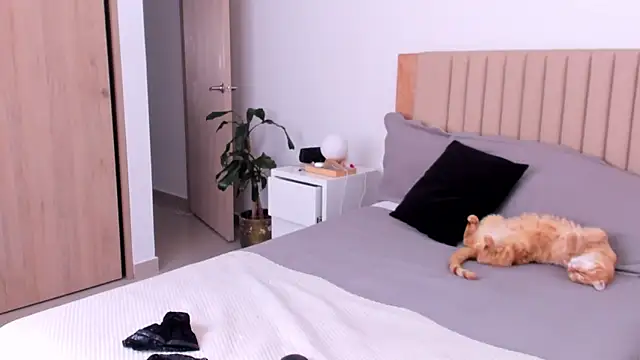 AnaHenao online show from 09/25/25, 06:11