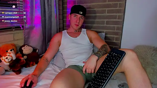 Snapshot of liam_oficial02 chatting on 02/17/26, 01:46 liam oficial02 online show from 02/17/26, 01:46