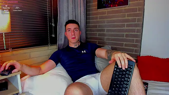 Snapshot of liam_oficial02 chatting on 05/19/26, 03:13 liam oficial02 online show from 05/19/26, 03:13